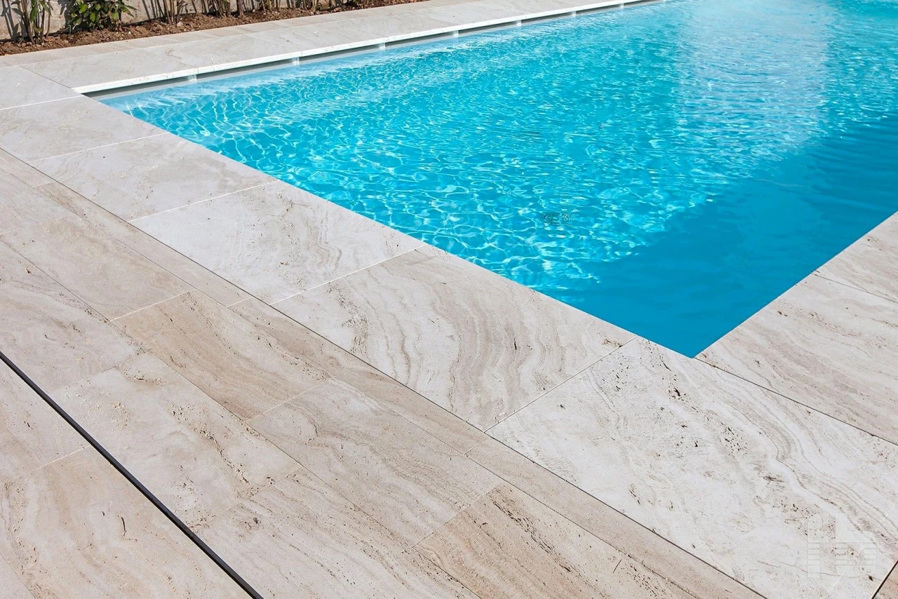 Trawertyn przy basenie.webp